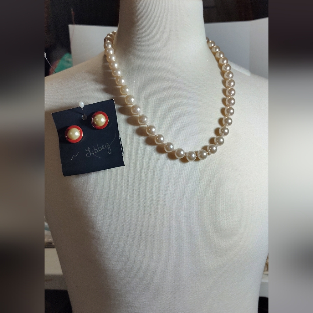 Classic Simgle Strand Pearl Necklace Coordinated Red Enamel Pearl Earrings NWOT